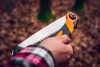 NEO TOOLS Túlélő kézifűrész, 21cm, összecsukható, Penge vastagság 0,85mm, 66HRC, 3 soros pengefelépítés 63-120